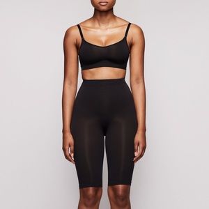 BNIB SKIMS Sculpting Short Above The Knee with Open Gusset - Onyx L/XL
